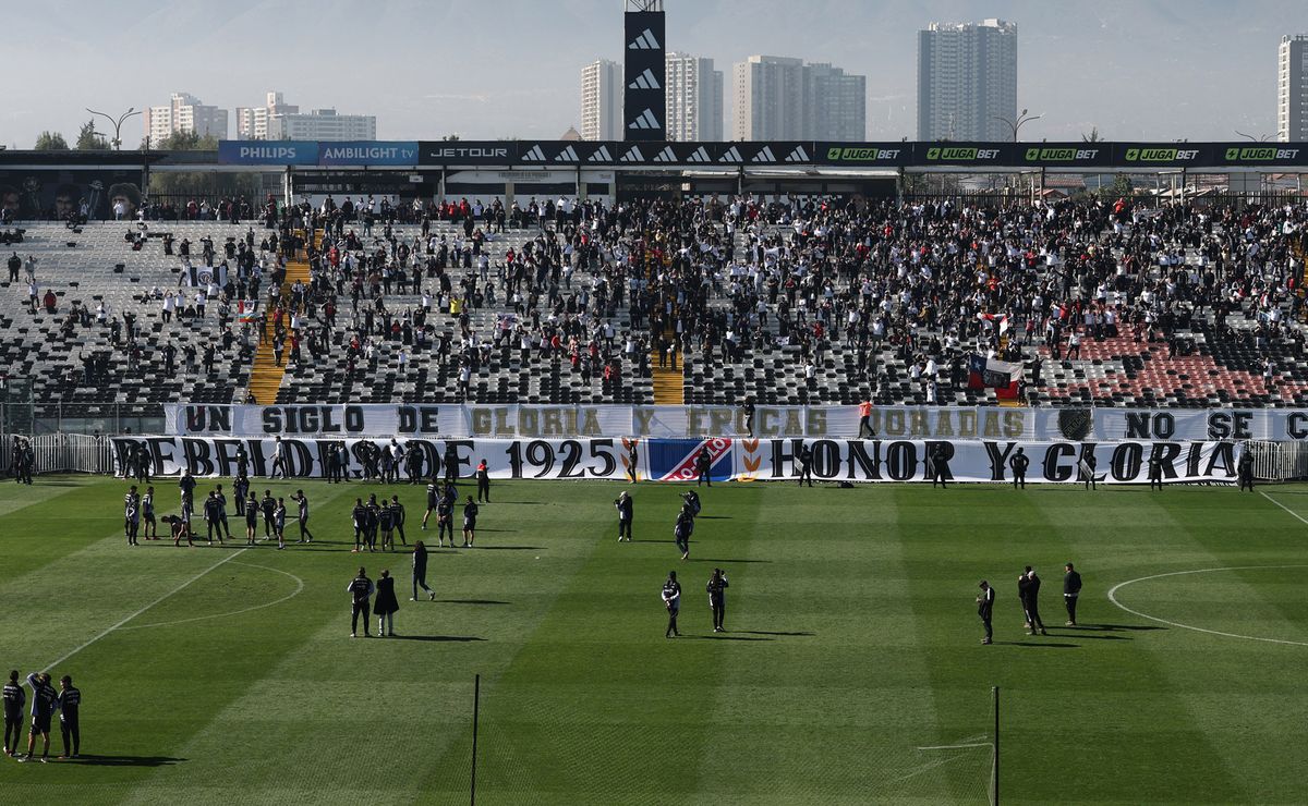 Critican saludos a besos de barristas y funcionarios de Colo Colo en el arengazo: “Se ve muy mal”