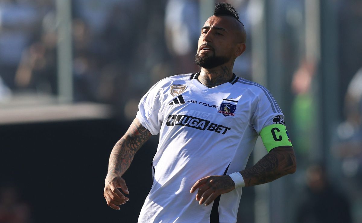 El momento de furia de Arturo Vidal con el ayudante de Almirón en Colo Colo vs La Serena