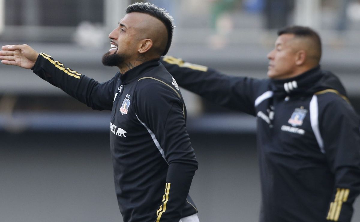 Arturo Vidal respalda a Jorge Almirón por el “robo” a Colo Colo en el Superclásico