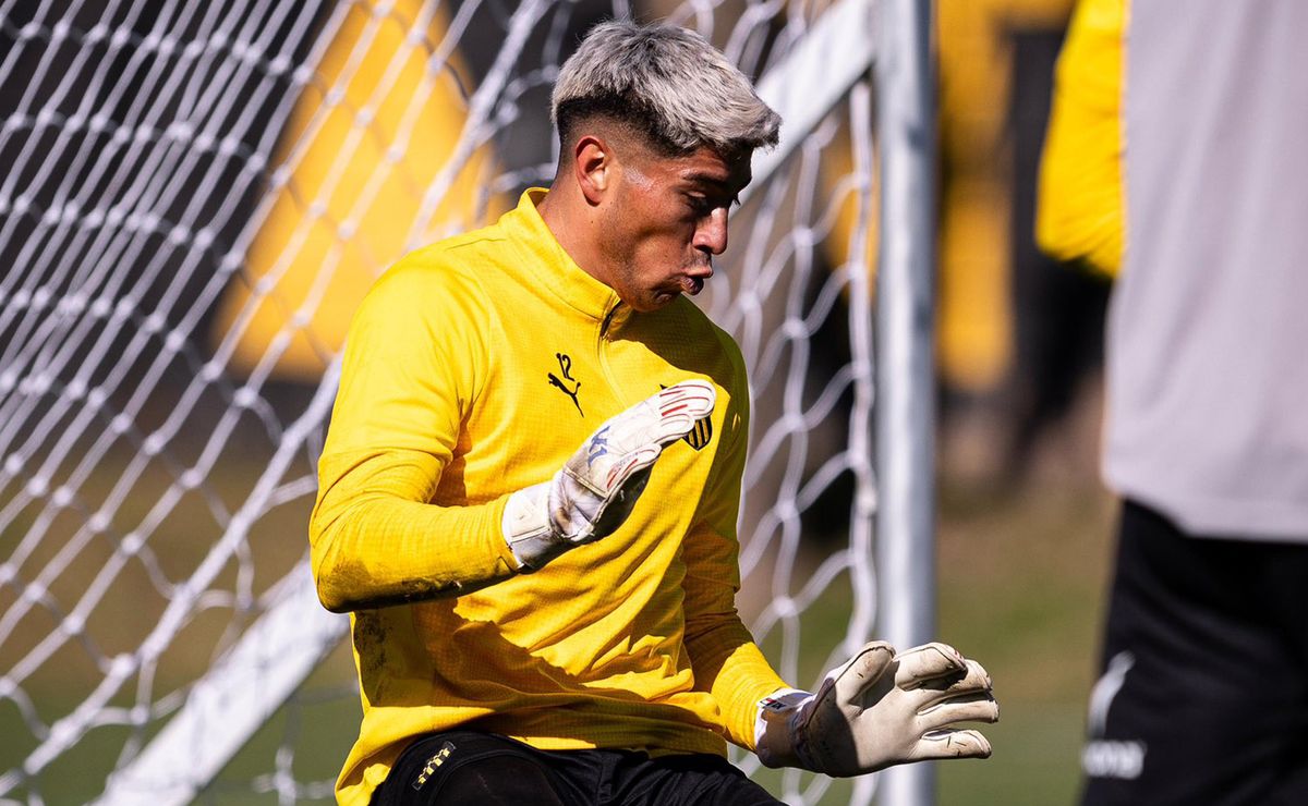 La dura paradoja de Brayan Cortés: deja Colo Colo para jugar pero seguiría como suplente en Peñarol