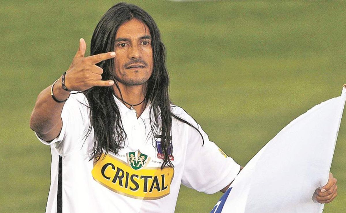 Coca Mendoza justifica despreciables lienzos de barristas a de Colo Colo para la U y culpa a Marcelo Díaz