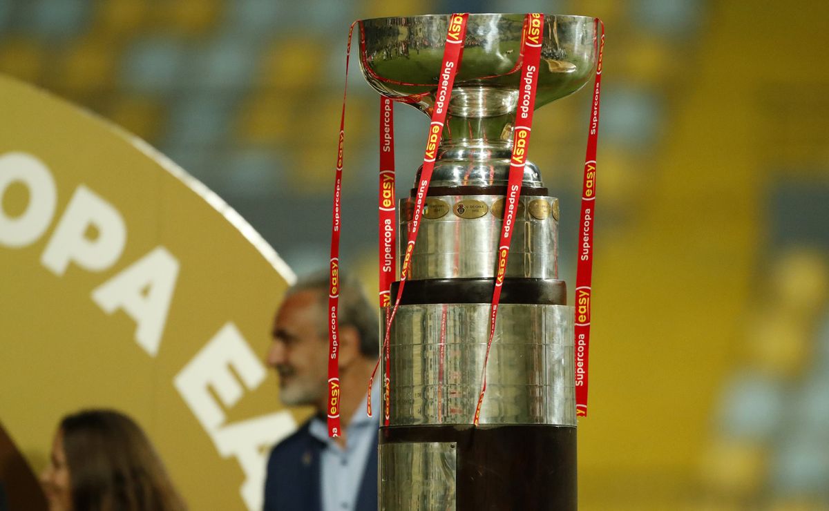 Claudio Borghi le falta el respeto a la Supercopa a espera del Superclásico entre Colo Colo y la U: “Es una copita”