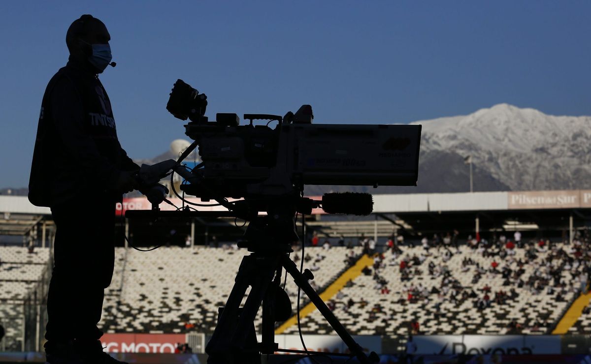 “Se nos va la vida en esto, es una crisis…”: relator de TNT Sports clama por futuro del fútbol chileno