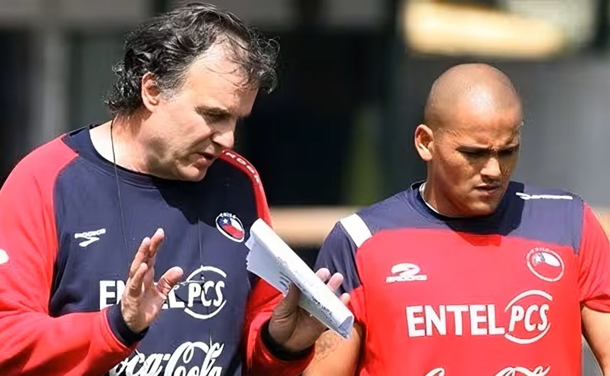 Un emotivo Humberto Suazo no se olvida de Marcelo Bielsa a días de colgar los botines: “Lo quiero un montón porque…”