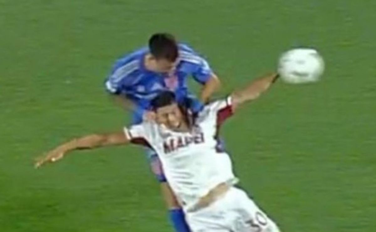 Ex árbitro FIFA chileno le da la razón a Lanús por la jugada del penal: “Se sube con los dos brazos”