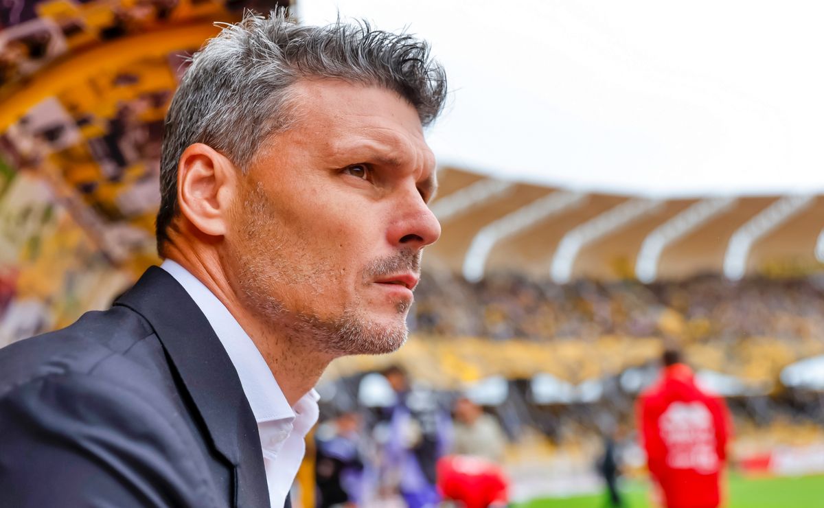 ¿Colo Colo sin técnico? Fernando Ortiz viaja a Argentina y es duda ante Limache