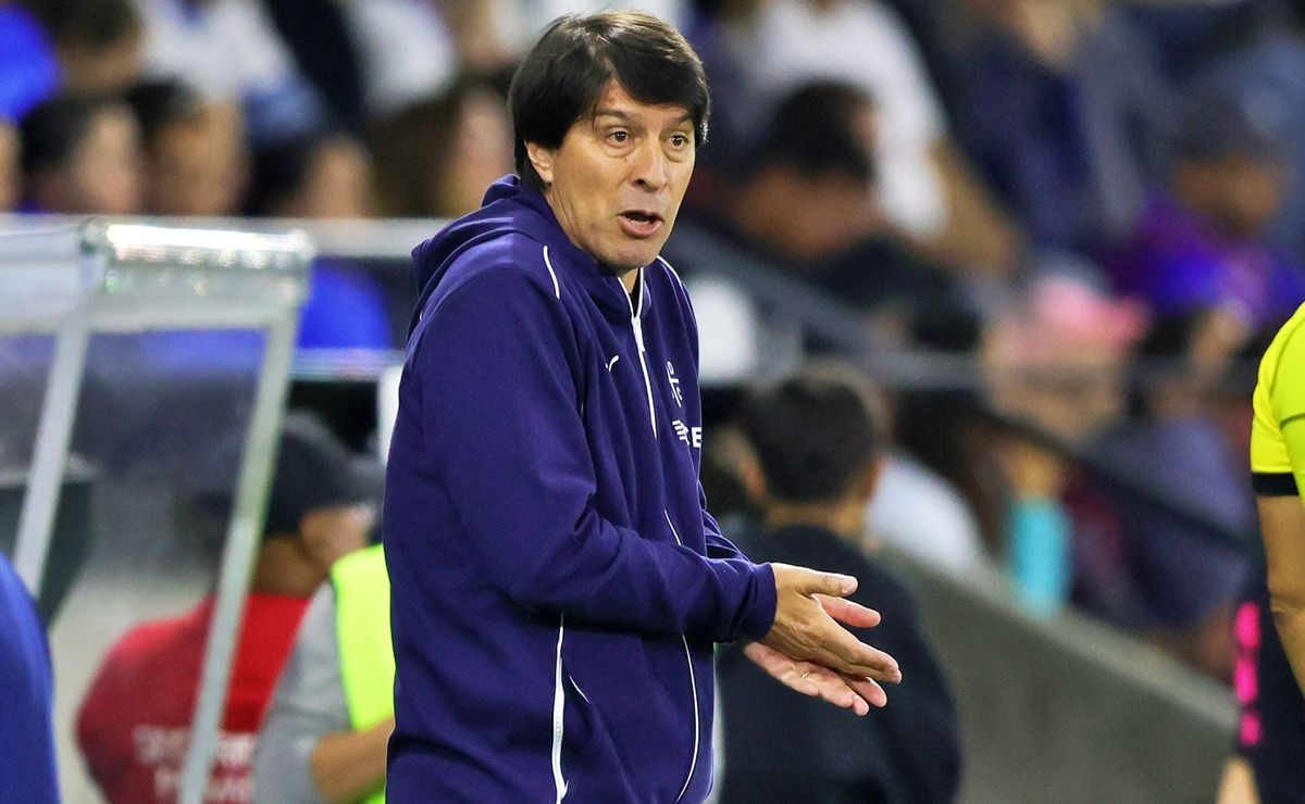 ¿Para desconcertar a la U? El curioso experimento de Daniel Garnero en Católica