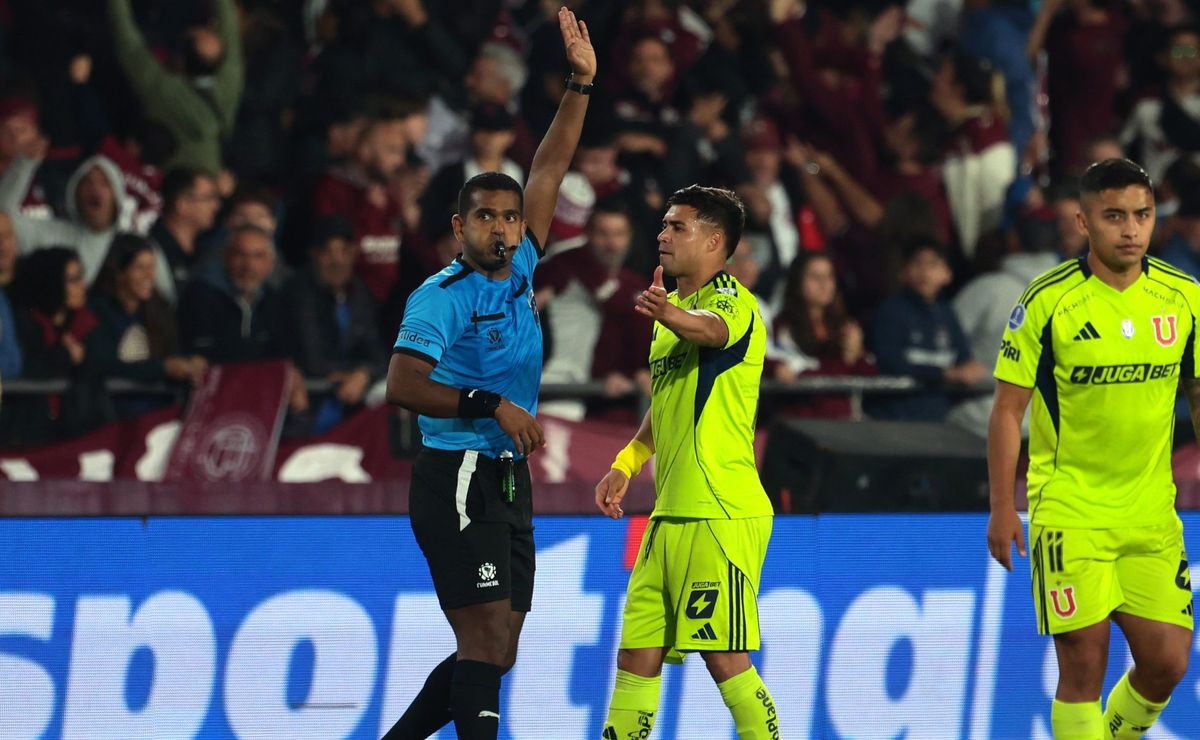 En Argentina fingen demencia con la mano que perjudicó a la U de Chile y aprueban al árbitro venezolano