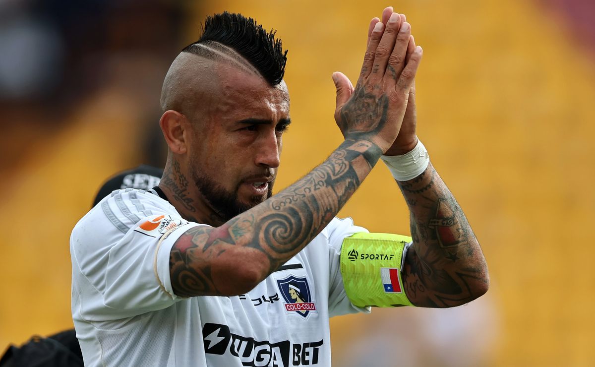 Arturo Vidal asiste a votar y desliza que será candidato en el futuro: “En un par de años me tiro de presidente”