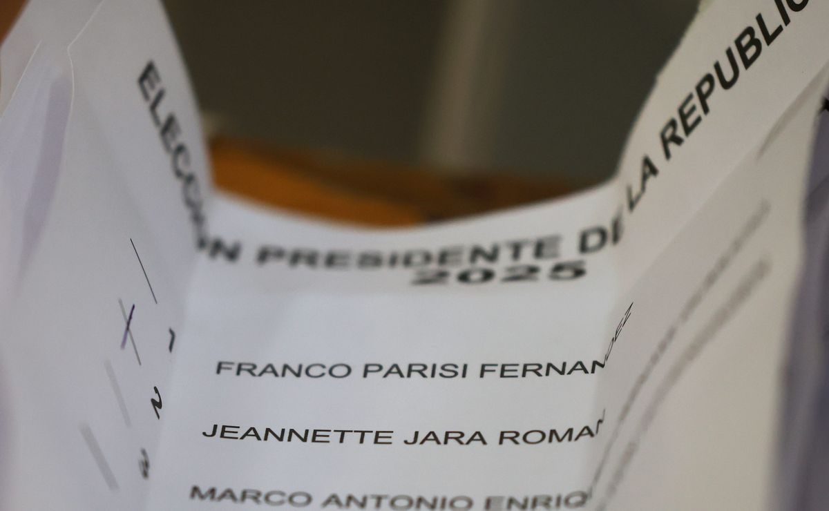 ¿Qué ex futbolista tiene más chances de llegar a La Moneda? La IA responde: “Es un referente moral”