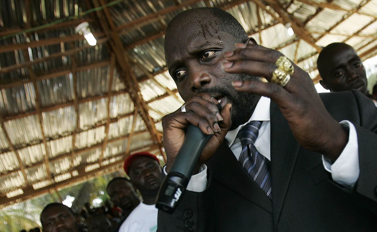 Le hizo amarga una noche a Zamorano, tiene un hijo seleccionado y es el único ex futbolista en ser presidente de un país