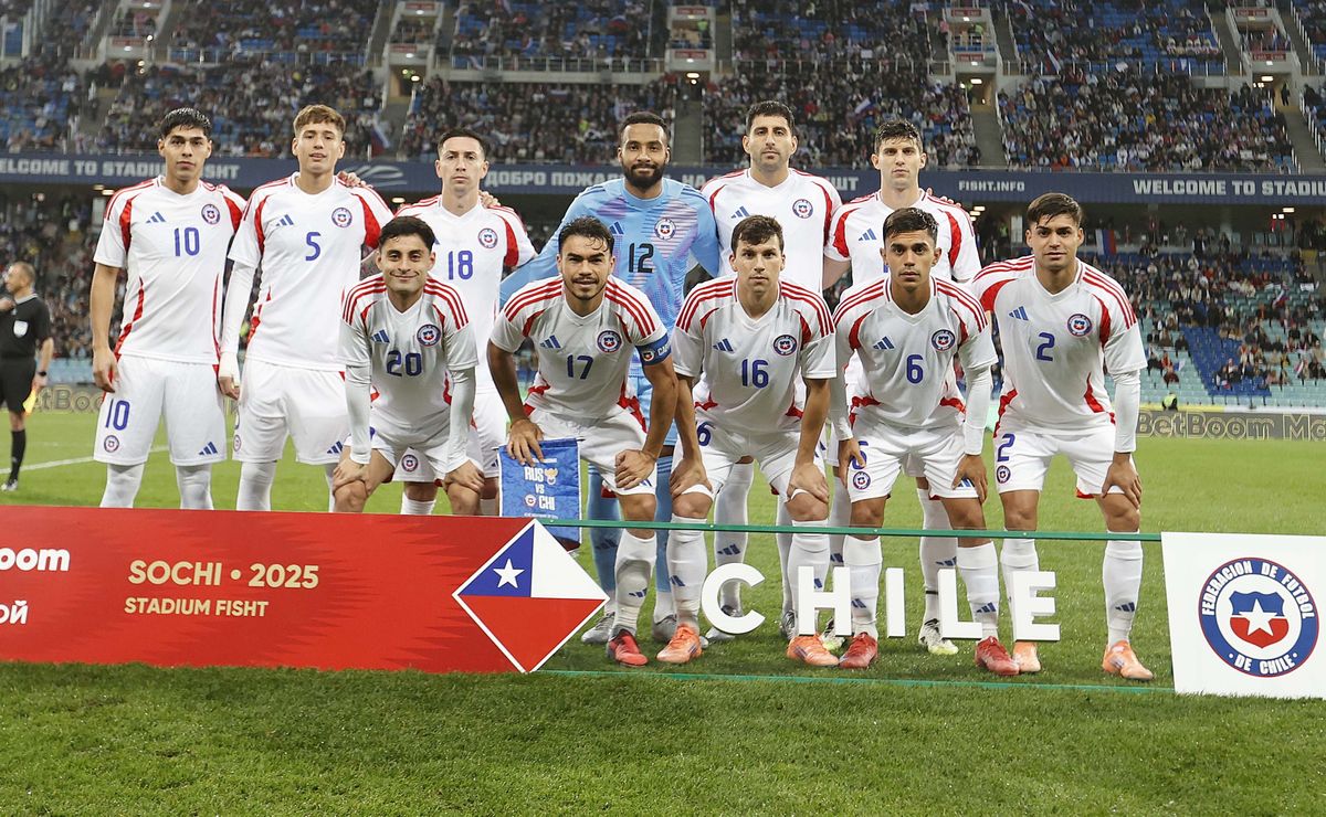 Inédito marrón y con un aire a México: filtran revolucionaria nueva camiseta de la selección chilena