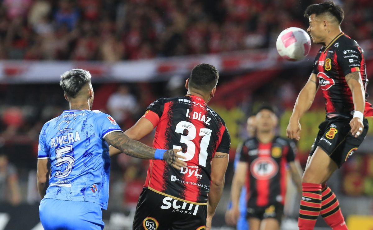 Gases lacrimógenos y sin relatos oficiales: el extraño primer tiempo del Rangers de Talca vs San Marcos de Arica