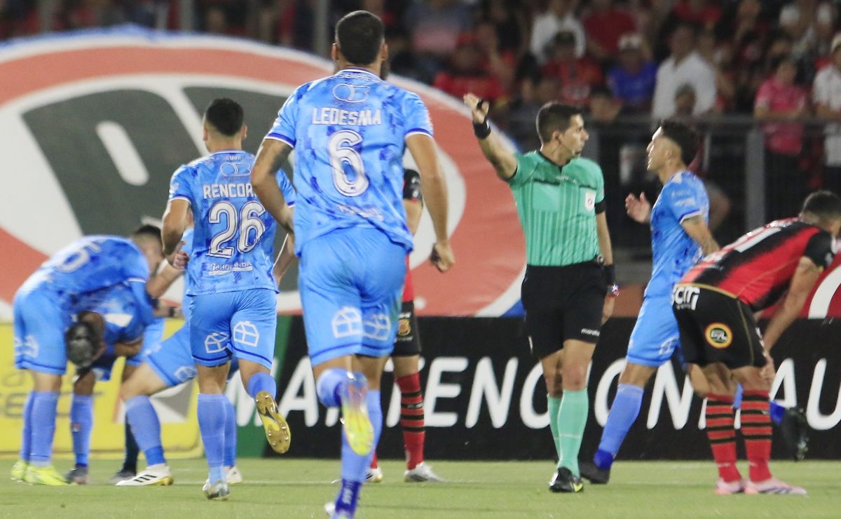 Gases lacrimógenos y el periodista de cancha relatando: San Marcos venció a Rangers y sueña con el ascenso