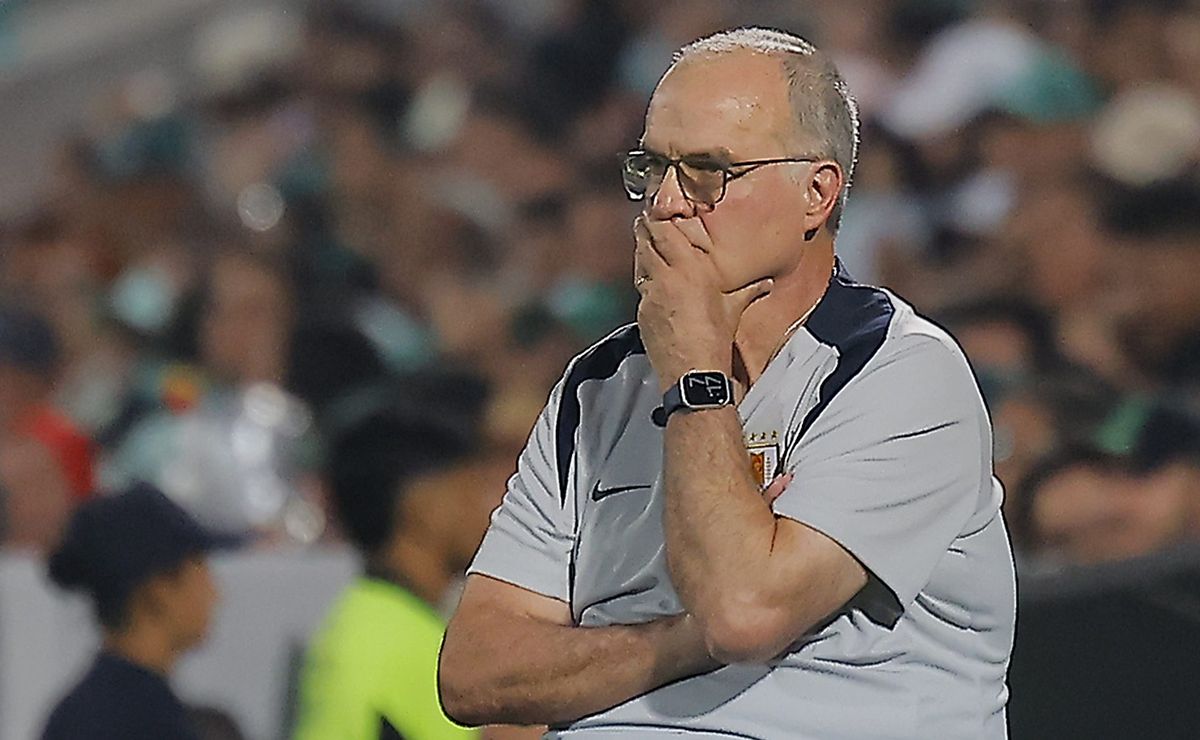 “Jugamos a nada”: Hinchas uruguayos explotan contra Marcelo Bielsa y exigen su salida antes del Mundial