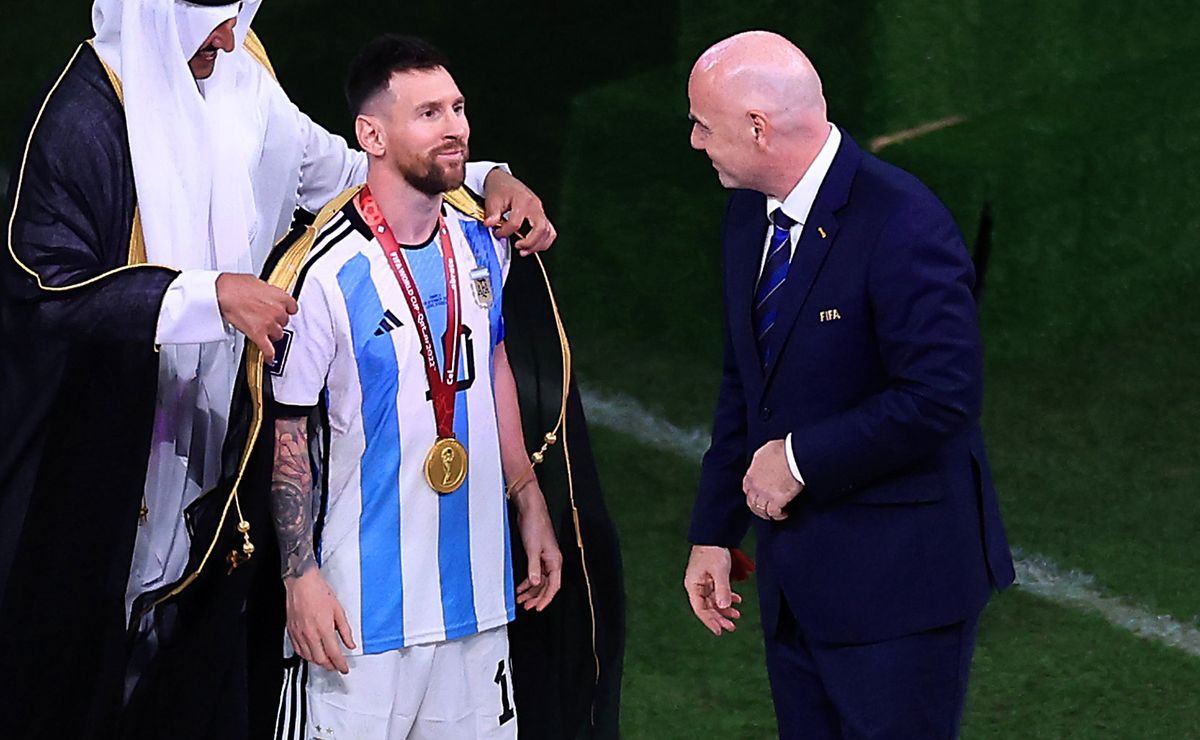 Gianni Infantino ni se arruga y se pone desde ya la camiseta de Argentina y Messi para el Mundial 2026