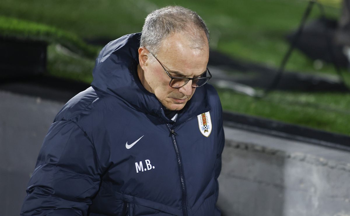 Marcelo Bielsa se declara avergonzado y revela si renunciará o no a la selección uruguaya tras fea derrota