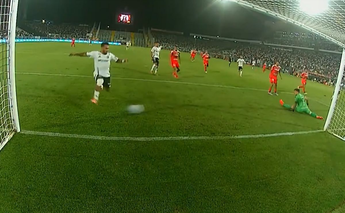 Bolados se pierde un gol increíble: farra monumental en Colo Colo al menos le da el gol a Salomón  Rodríguez