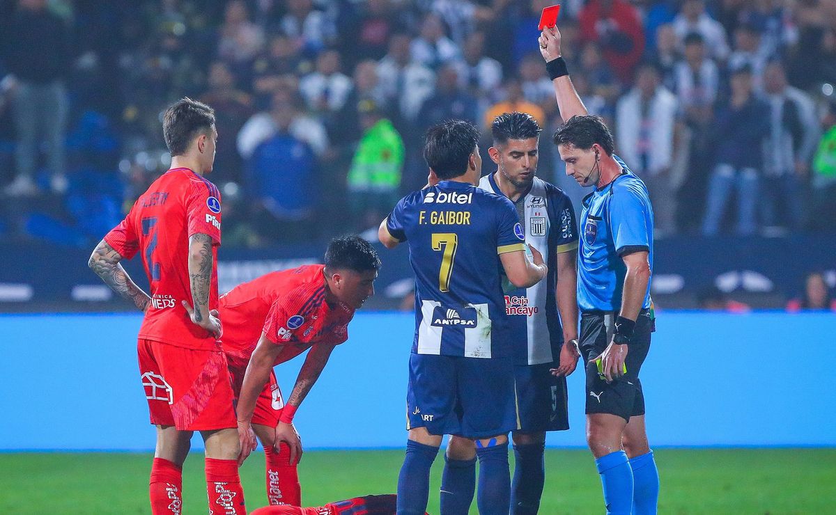 El “enemigo de Charles Aránguiz” sigue haciendo de las suyas: ¡Séptima expulsión en el año!