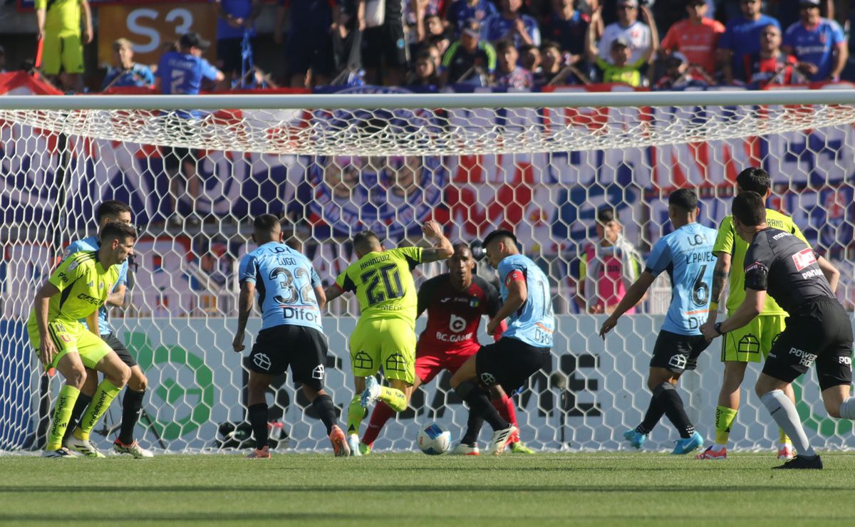 Charles Aránguiz mostró su figura “monumental” en U de Chile: “Así juega un volante”