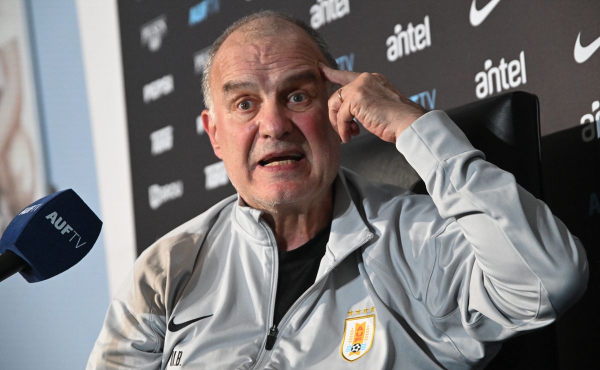 “Jugadores no quieren volver a hablarle”: dejan de mentiroso a Bielsa y avisan reunión de emergencia en Uruguay