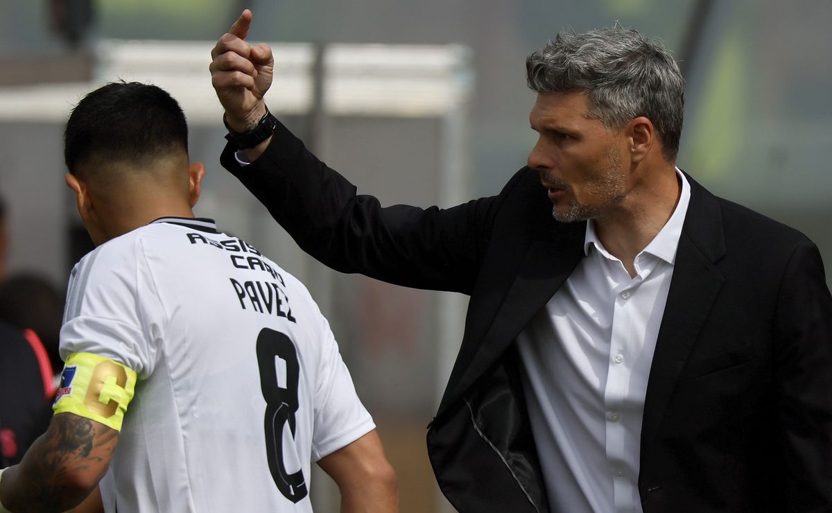 ¿Voltereta en Colo Colo? Ortiz sorprende con decisión sobre la capitanía de Esteban Pavez