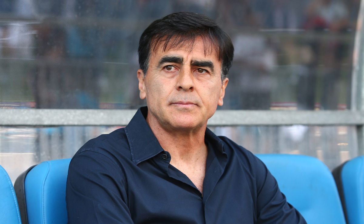 Gustavo Quinteros va por el jugador más polémico que tuvo en Colo Colo