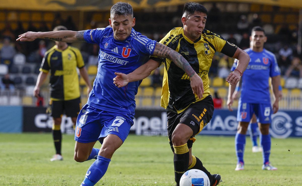 Salvó a la U de Chile del descenso, fracasó en Católica y ahora pelea por ser el mejor jugador del 2025