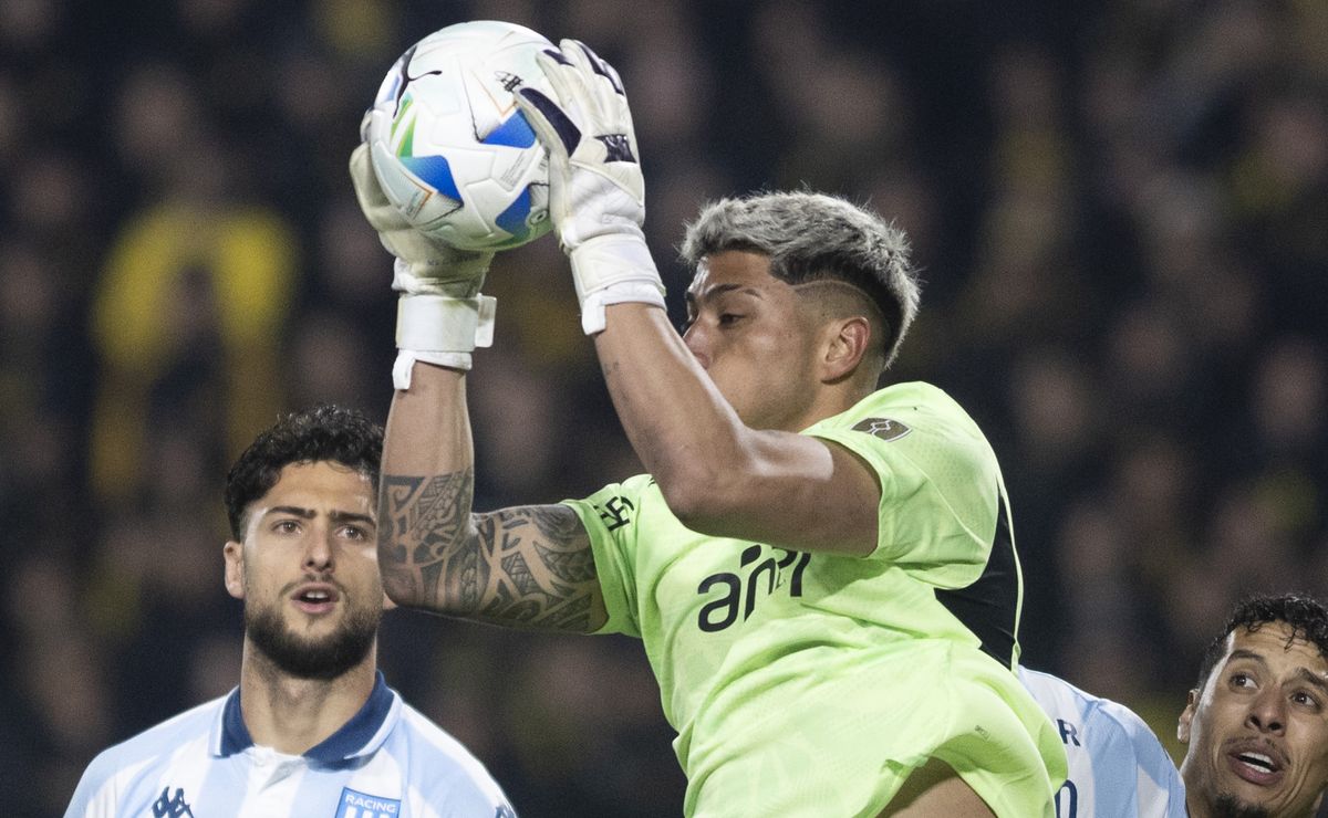 ¿Problema para Colo Colo? Peñarol quiere que Brayan Cortés siga en el arco y “se quede de por vida”