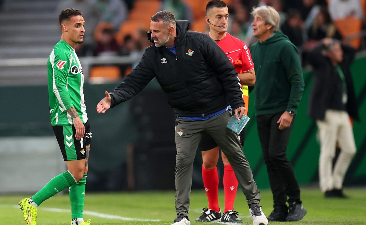 El fuerte golpe que recibe Manuel Pellegrini antes del Gran Derbi entre Sevilla y Real Betis