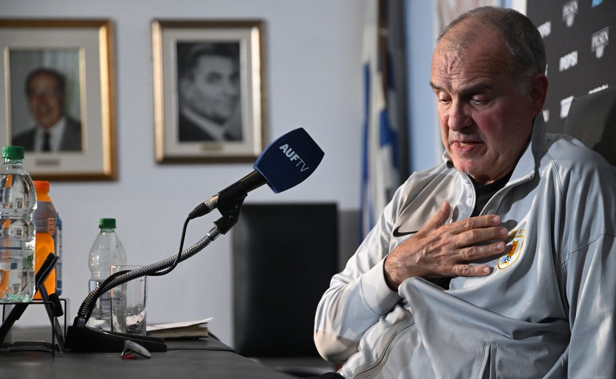 ¡Aprende, Gareca! Desclasifican aplaudido gesto de Bielsa para dejar Uruguay en medio del caos