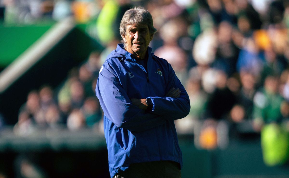 Manuel Pellegrini es ovacionado por hinchas del Real Betis tras renovación de contrato en la previa del derbi
