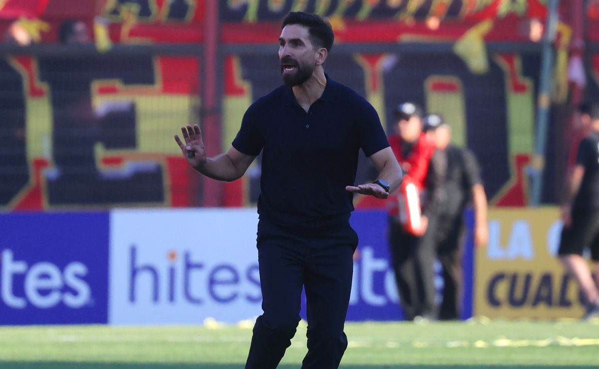 Gonzalo Villagra de pie tras el fatídico descenso de Unión Española: “Tiene que volver a Primera el próximo año”