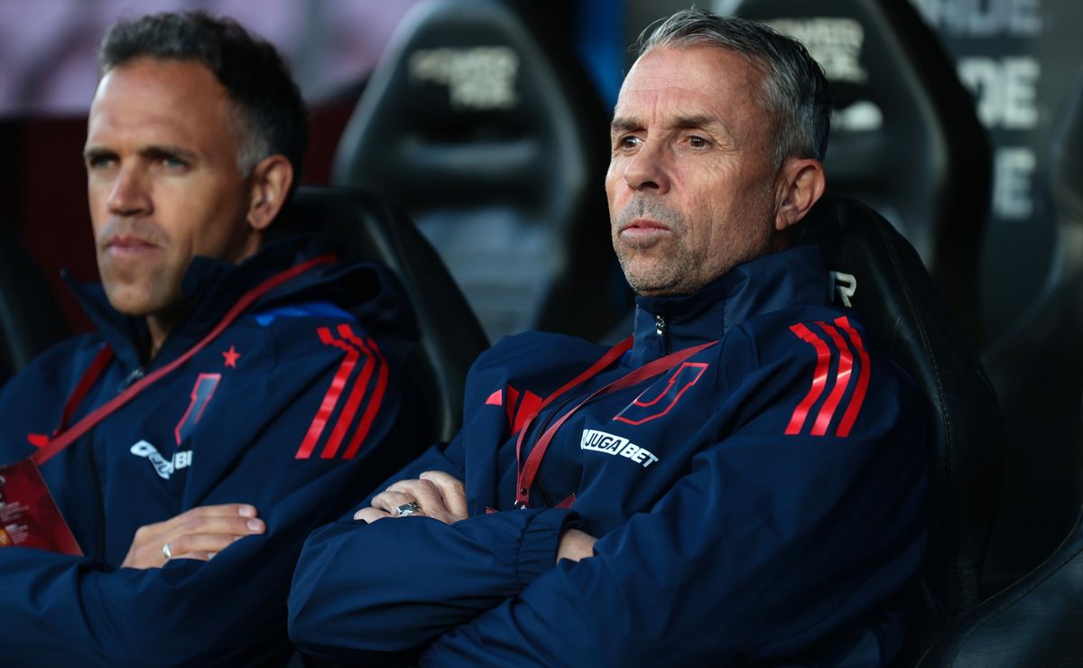 “¿Cómo no va a haber un chileno?”: Familia azul reclama por sucesor de Álvarez en la U