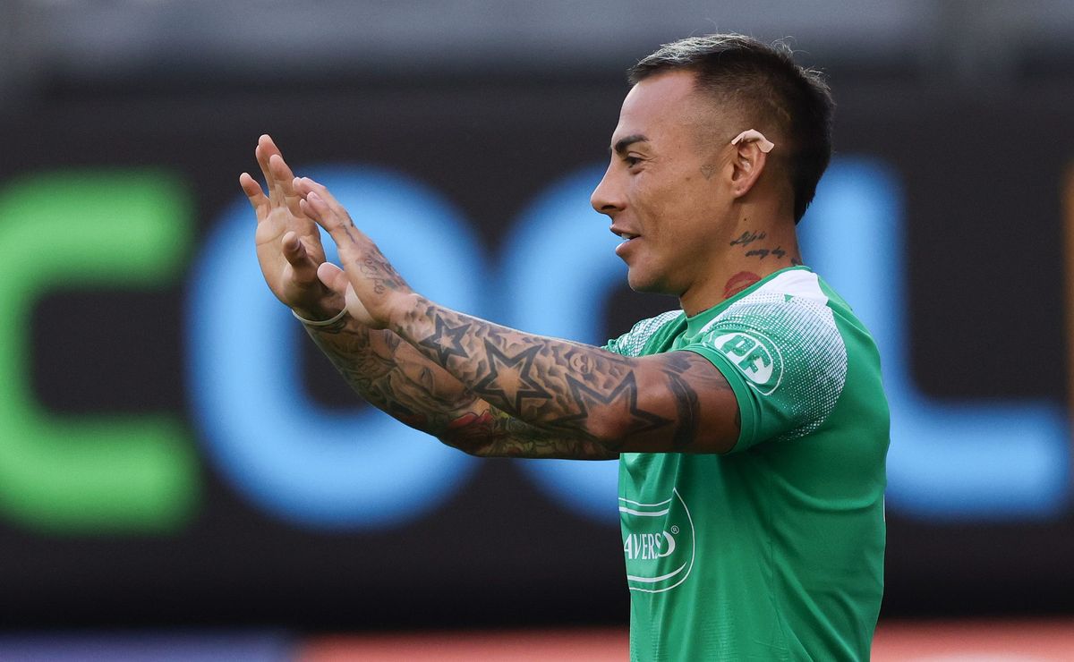 Eduardo Vargas marca el gol más fácil de su carrera y complica a Colo Colo en la Copa Sudamericana