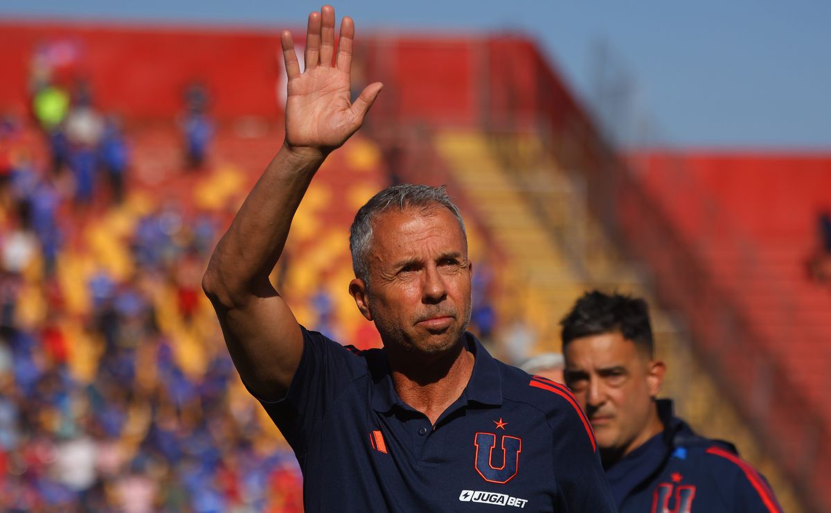 El descontento de la hinchada de U de Chile con los dirigentes: cánticos, poleras, banderas y fuegos artificiales