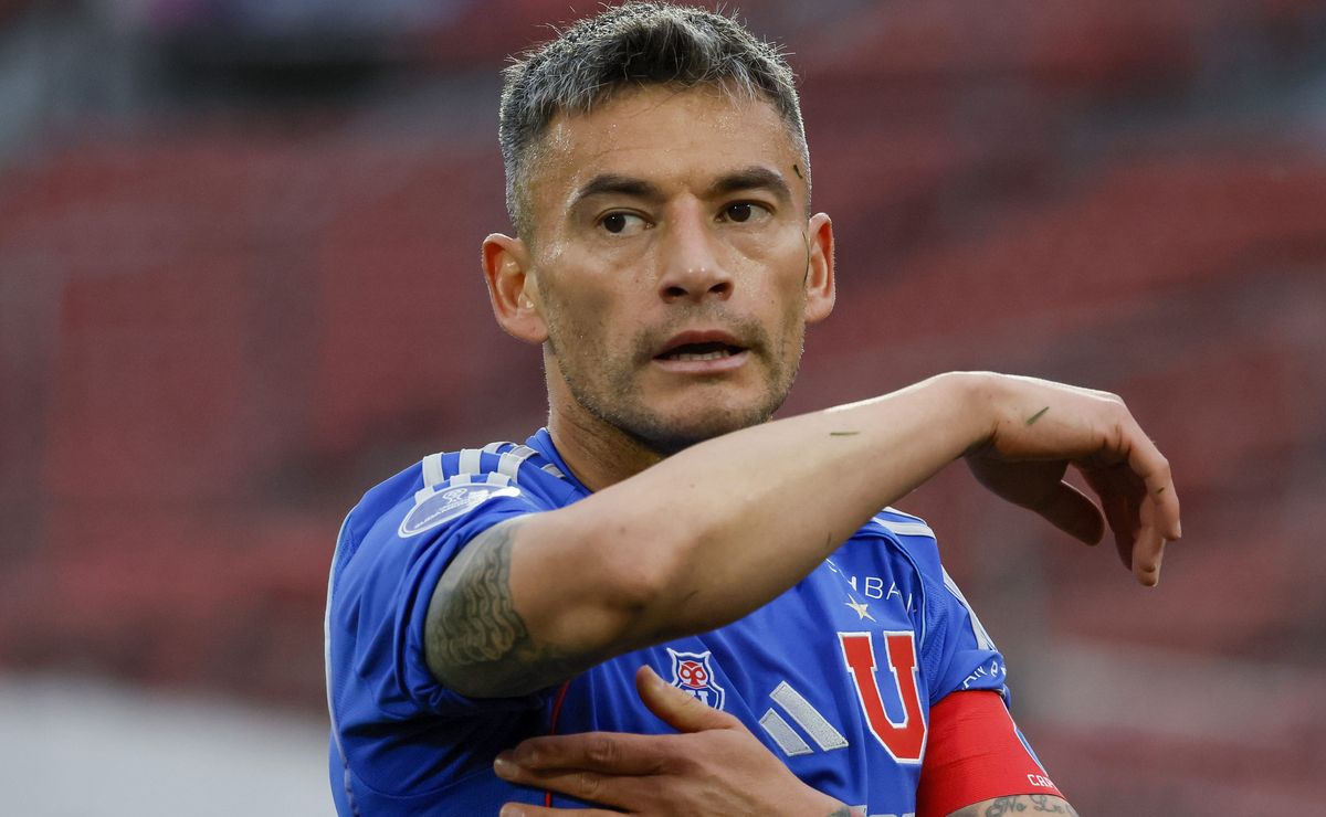 Charles Aránguiz actúa de mediador para que Álvarez no se vaya de U. de Chile: “Están a tiempo para que continúe”