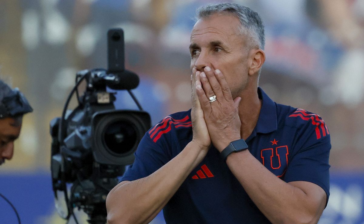 Con regalos, un lienzo y muchas fotos: así fue la despedida de Gustavo Álvarez de U de Chile