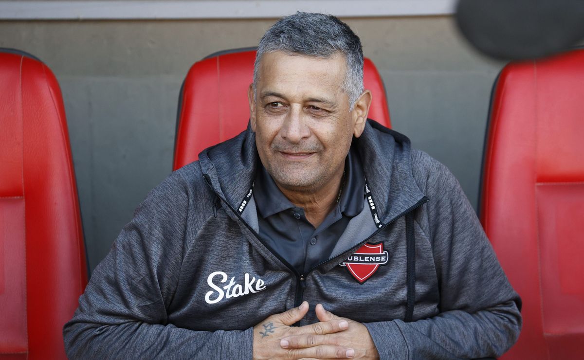 Ronald Fuentes no pesca el hombre de maletín que Colo Colo puede mandar a Ñublense: “Estará todo mi profesionalismo”