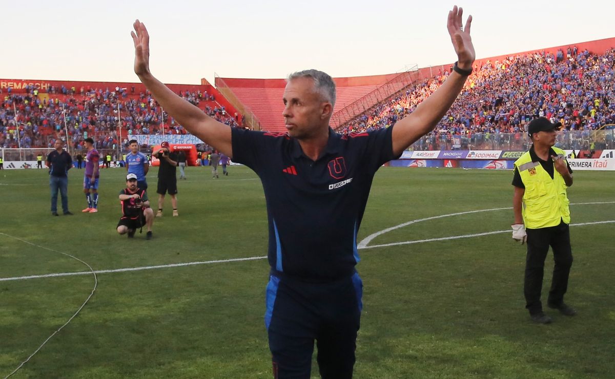 “Gustavo Álvarez está usando al hincha de la U”: Gravísima acusación contra el técnico