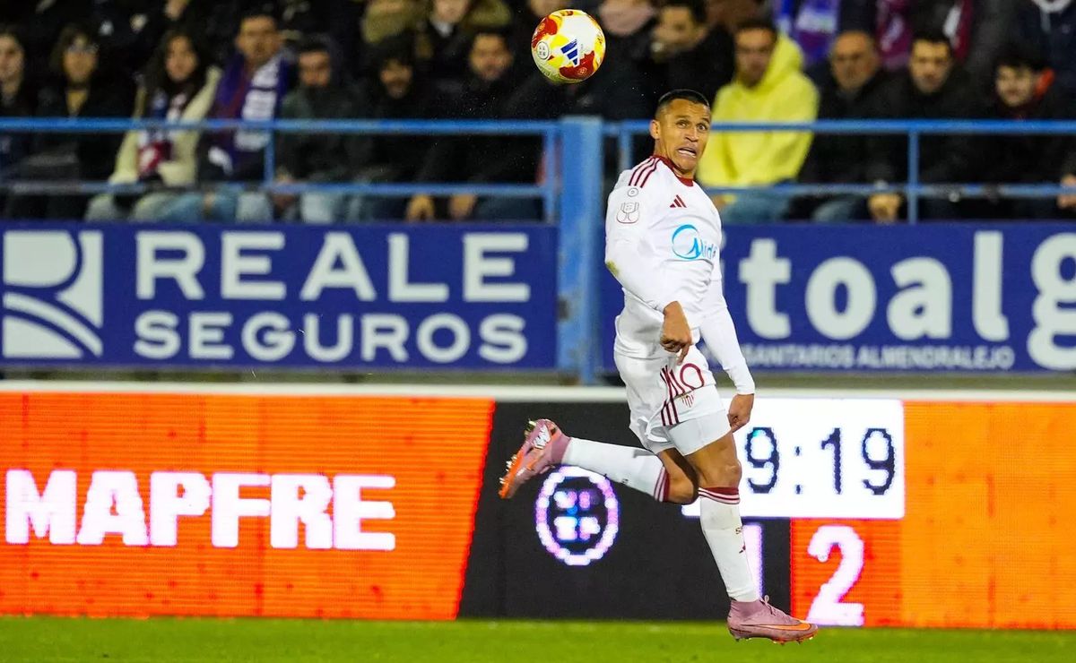 Alexis Sánchez sufre faltas de respeto en Sevilla: “Inoperante… hay que cuidar a los viejitos del frío”