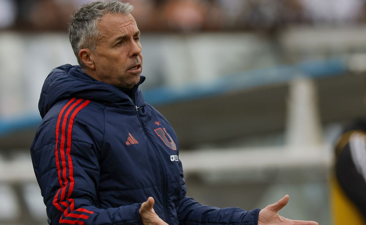 El incómodo momento que marcó a Gustavo Álvarez con hinchas de la U en el aeropuerto