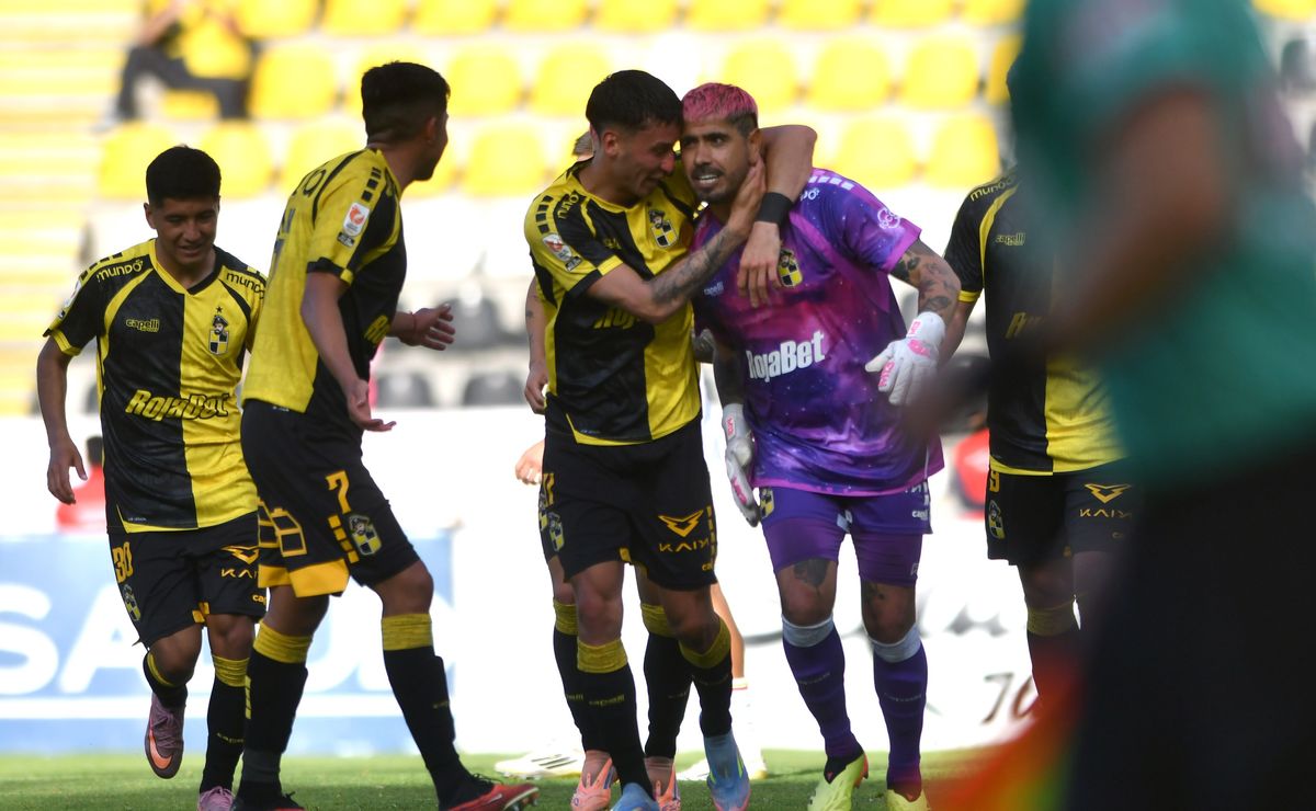 Gol triste: La emotiva celebración del Mono Sánchez tras marcar penal contra Unión Española