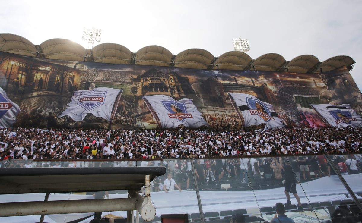 Con sus ídolos: el increíble tifo de las leyendas de Colo Colo para cerrar el centenario