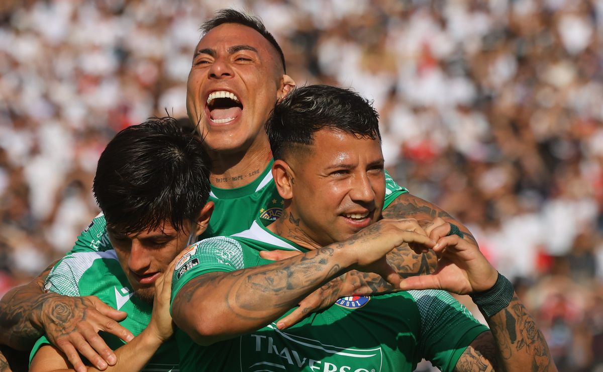 ¿Se va o se queda? Audax Italiano sella el futuro de Leonardo Valencia en el club