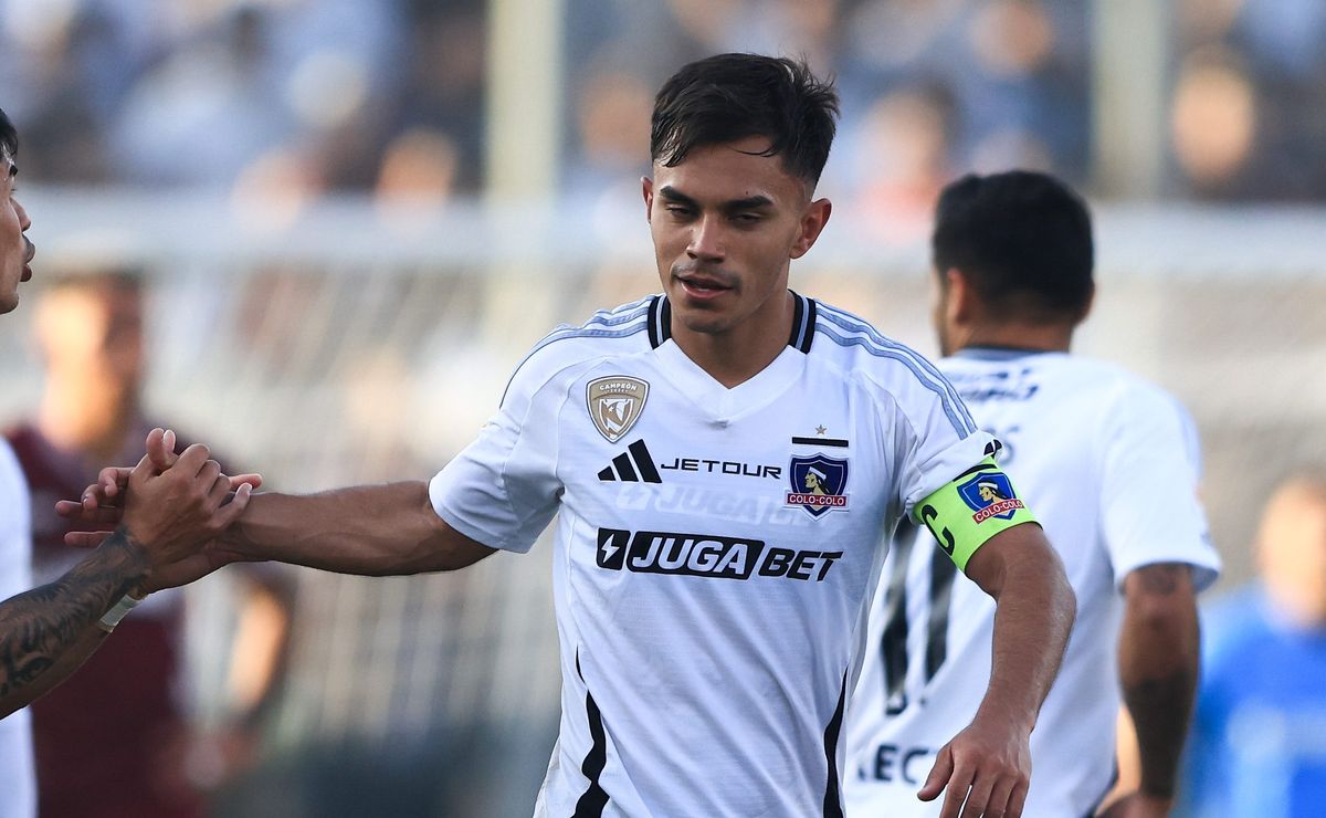 ¡Se reencontraría con figuras de la Roja! Histórico club buscaría el fichaje de Vicente Pizarro