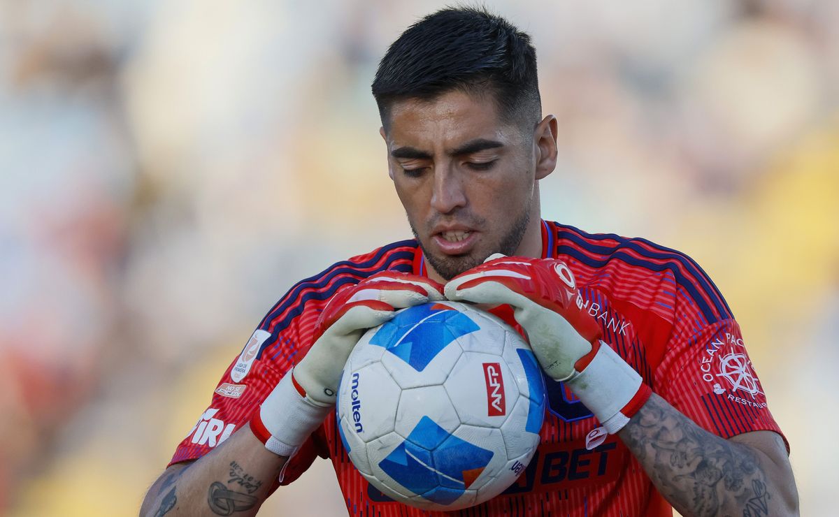 U de Chile toma una tajante decisión en el arco: ¿Qué pasa con Gabriel Castellón?