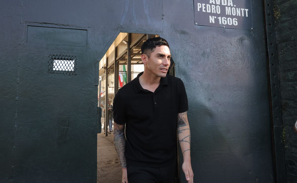 Lo premiaron con una energética: Jean Paul Pineda es la figura de su “nuevo club” tras caso de VIF