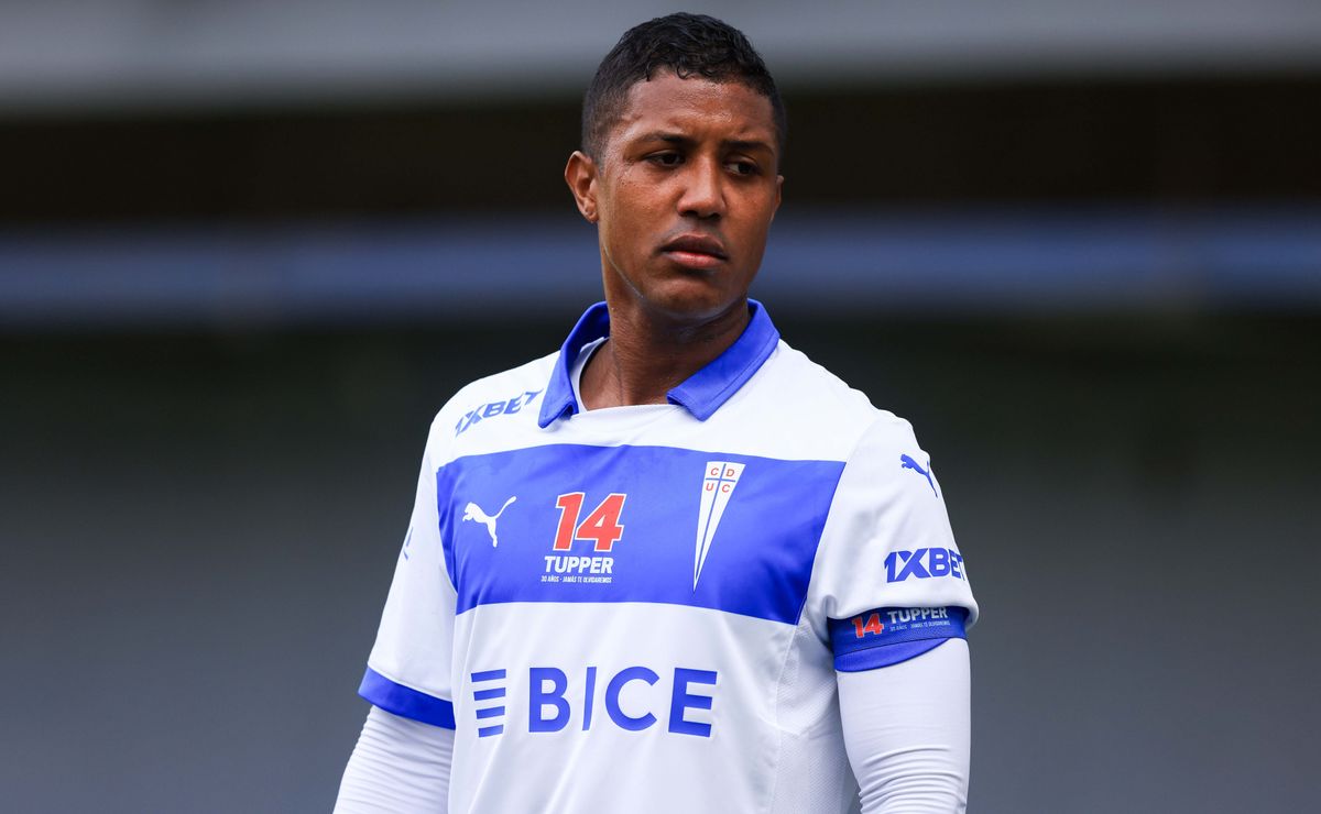 Tras sacar sus cosas de San Carlos: El nuevo giro que da el futuro de Jhojan Valencia en U Católica