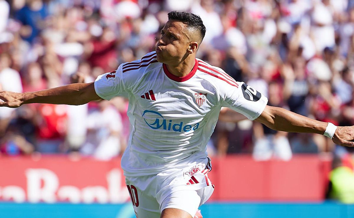 Alexis Sánchez destaca con un golazo en el entrenamiento del Sevilla, justo cuando asoma entre los titulares